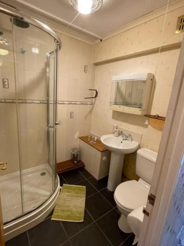 גלאזגו West End Hidden Gem - Modern 2-Bedroom Apartment With Residents Patio מראה חיצוני תמונה