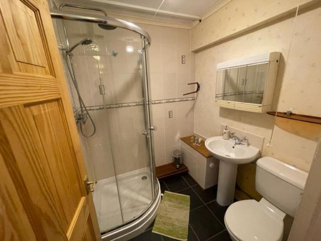 גלאזגו West End Hidden Gem - Modern 2-Bedroom Apartment With Residents Patio מראה חיצוני תמונה